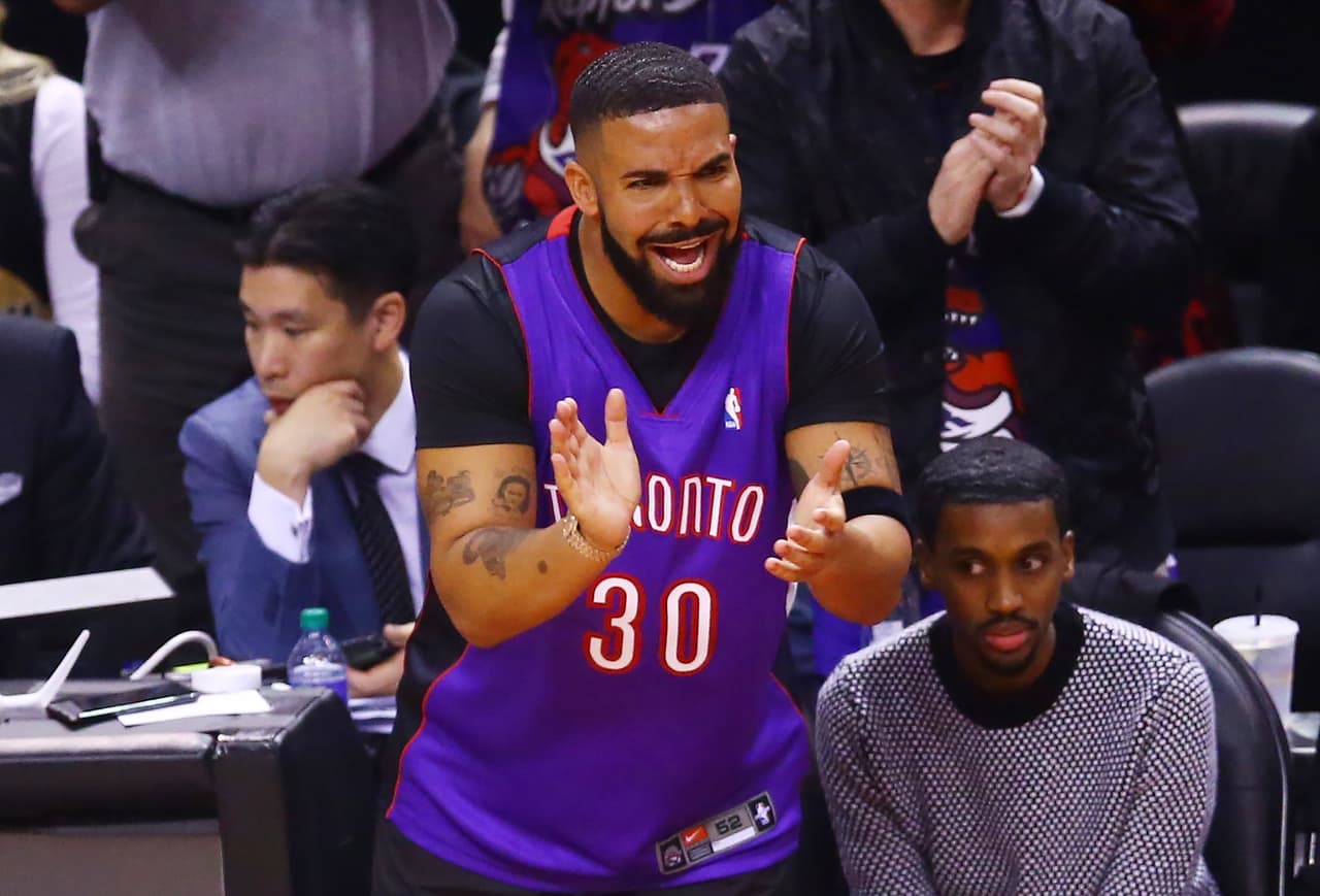 Ya se está volviendo costumbre el show de Drake en los partidos de los Raptors y no precisamente uno musical.