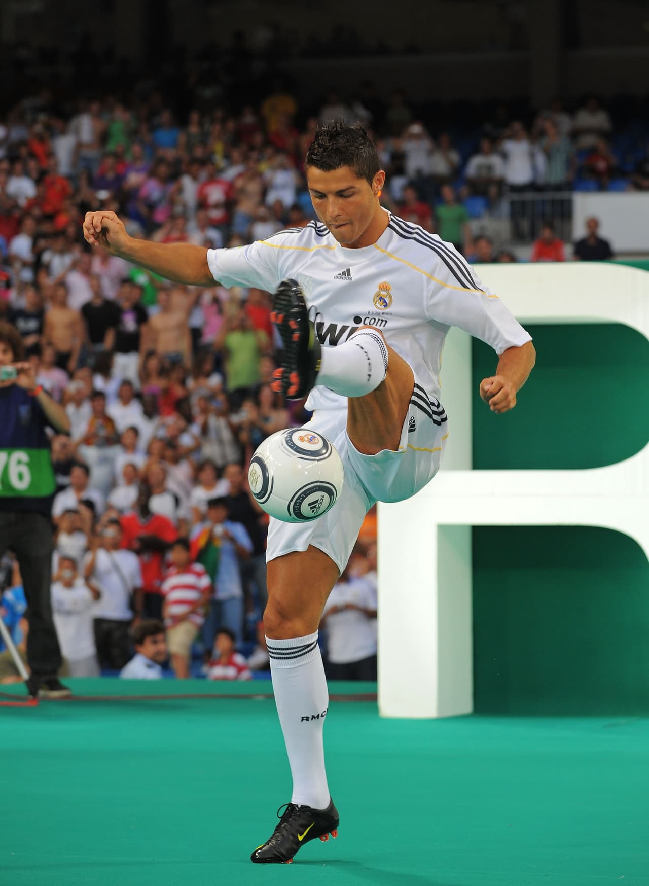 MADRID, SPAIN - JULY 06: New Real Madrid player Cristiano Ronaldo controls a ball during his presentation at the Santiago Bernabeu stadium on July 6, 2009 in Madrid, Spain. (Photo by Denis Doyle/Getty Images)