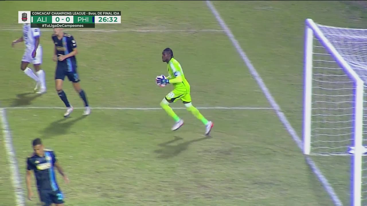 ¡Se anima Alianza! Disparo de Mercado a las manos del portero Blake