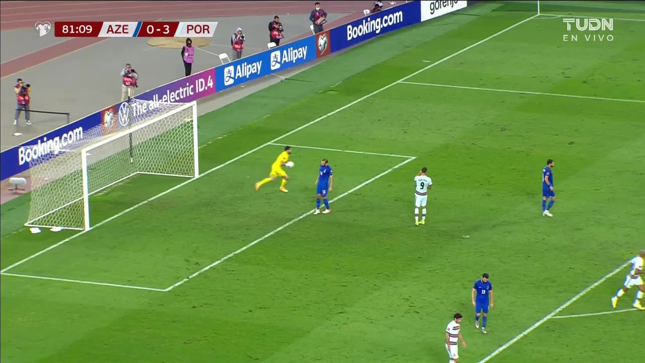 ¡TIRO ATAJADO! disparo por Bruno Fernandes.