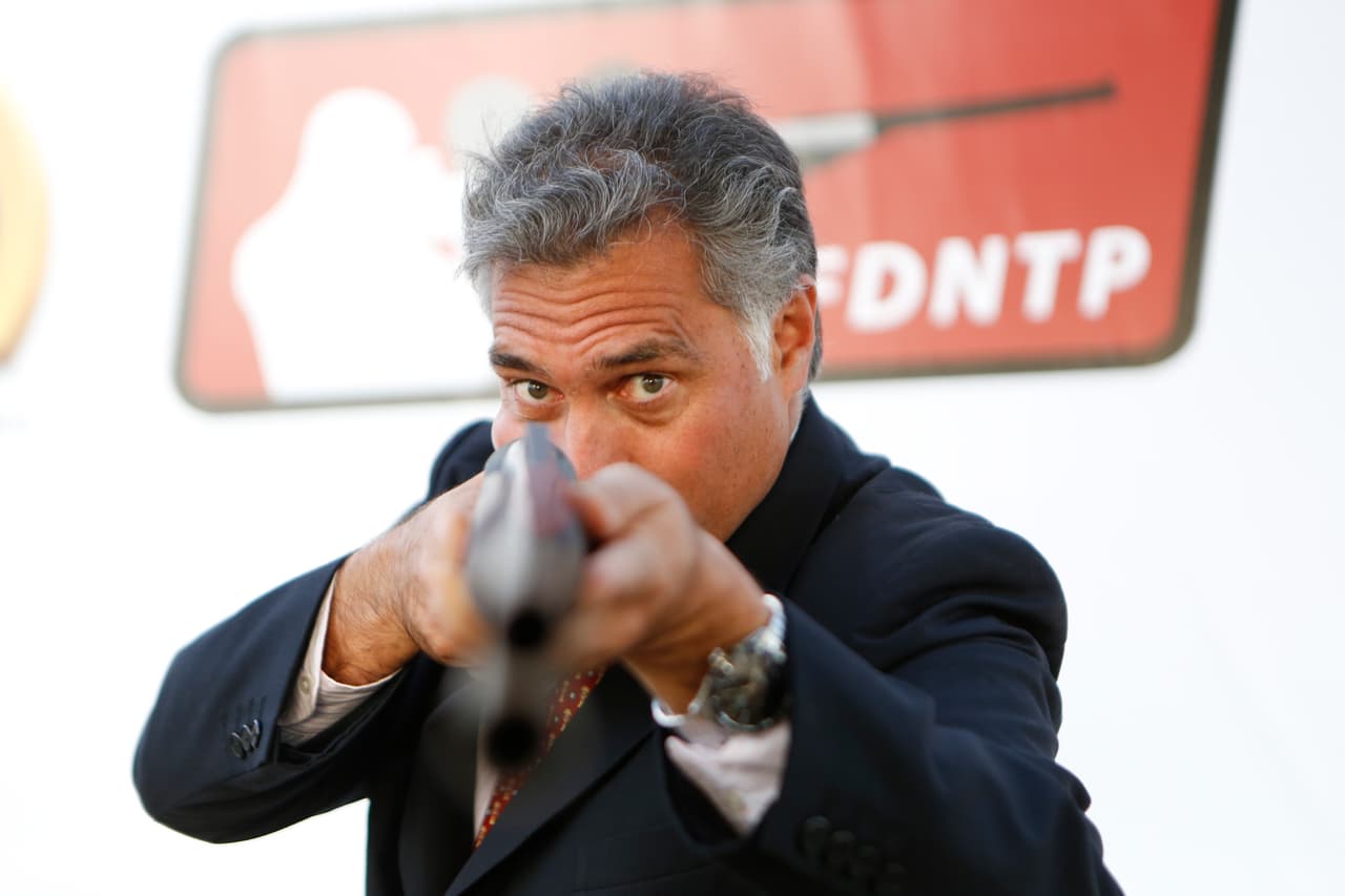 El veterano tirador Francisco Boza se alzó el martes con la primera medalla de oro de Perú en los Juegos Panamericanos de Toronto al salir victorioso en la modalidad de fosa. Boza, de 50 años, también puso fin a la sequía sin títulos de Perú en las justas continentales, que se remontaba a la cita de Santo Domingo 2003.