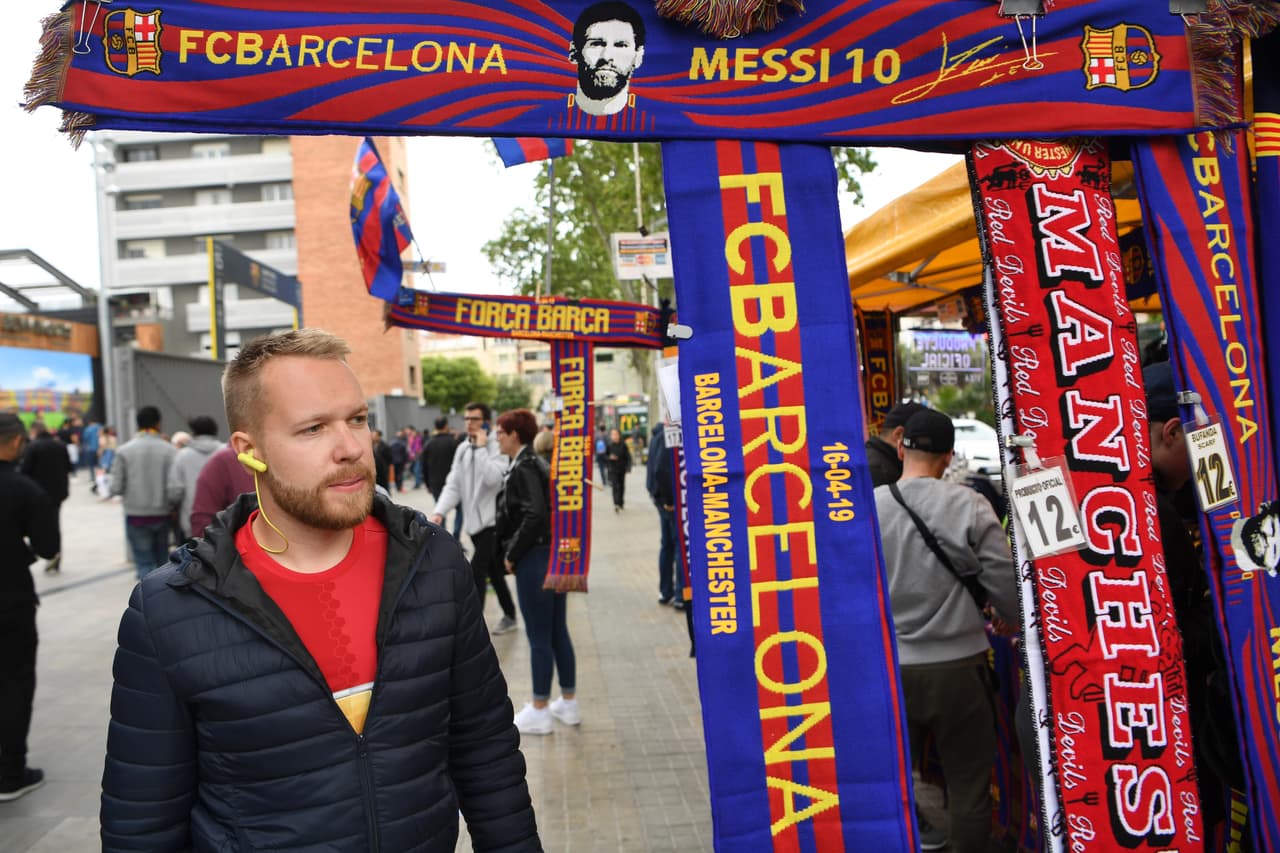 Las horas previas a la definición de la serie de Cuartos de Final de Champions League entre Barcelona y Manchester United se vivió con mucho color en las calles de la Ciudad Condal. Miles de fanáticos locales, así como algunos otros ingleses, se disfrutaron el ambiente