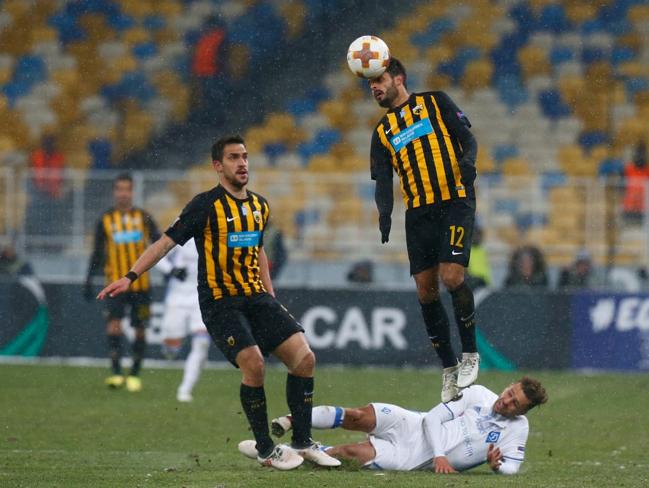 Dinamo Kiev igualó sin goles contra AEK Atenas, pero el empate de los ucranianos en Grecia 1-1 les ayudó por el gol de visitante.