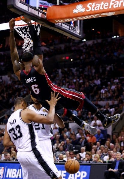 Todo o nada. Dispuestos a dejar la vida en la cancha San Antonio fue por su quinto campeonato mientras Miami buscaba salir de la mala racha 3-1 pese a que ningún equipo en la historia lo había logrado en una final. San Antonio apaleó a Miami.          