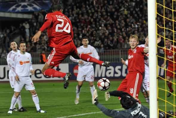 Este acrobático gol de N'Gog bastó para la victoria del Liverpool.
