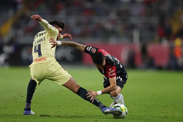 Edson Álvarez se encargó de destruir los embates de los Rojinegros y robó una gran cantidad de balones en la media cancha.