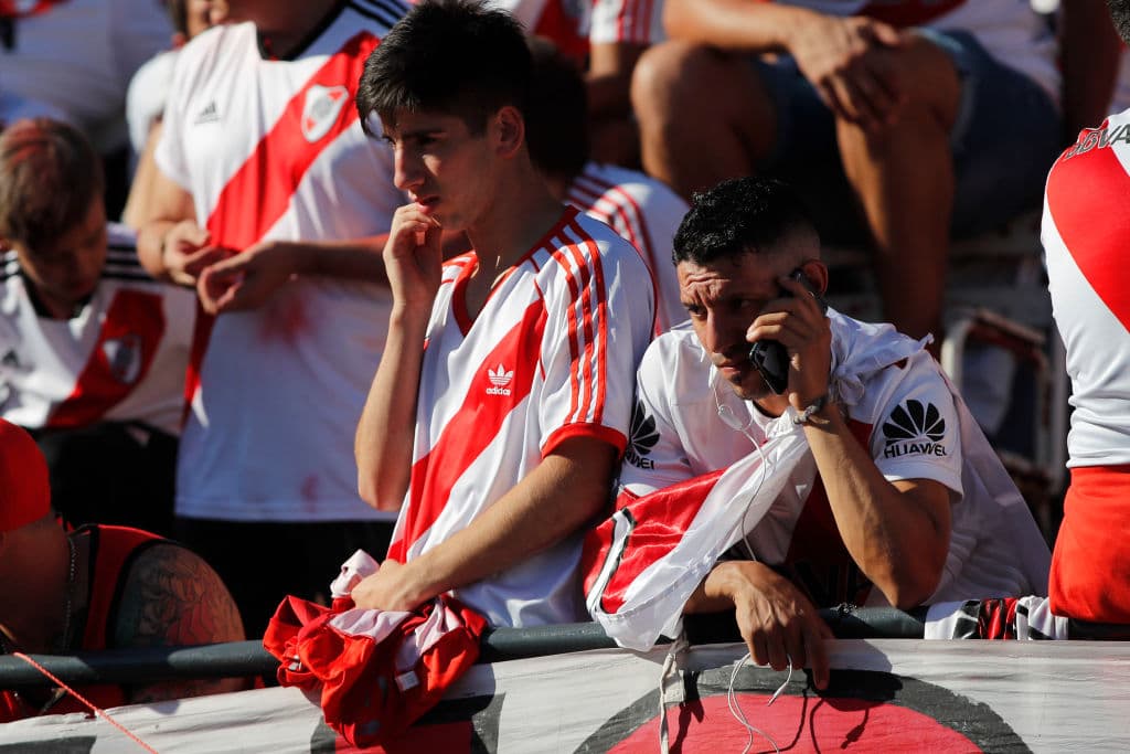 Los fanáticos de River Plate esperaron varias horas por la final de la Copa Libertadores contra Boca Juniors, juego suspendido luego de la agresión al vehículo del equipo Xeneize camino al estadio.