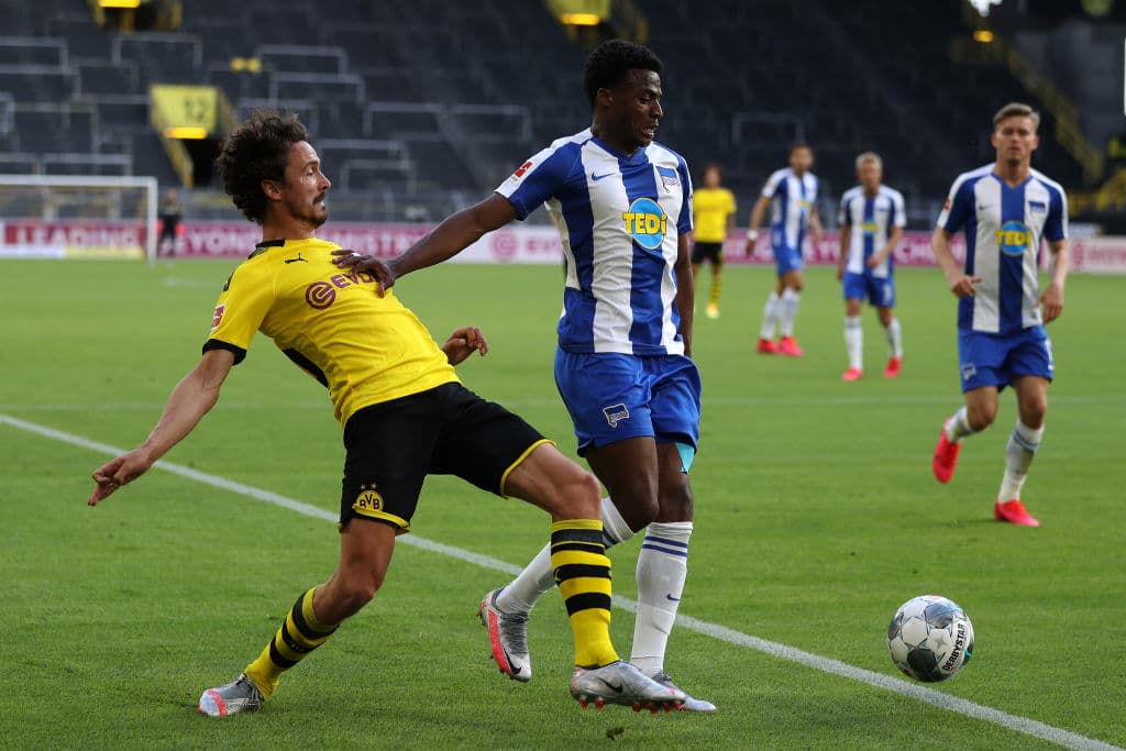 Thomas Delaney realiza la presión alta y con el último esfuerzo logra puntearle la pelota a Javairo Dilrosun.