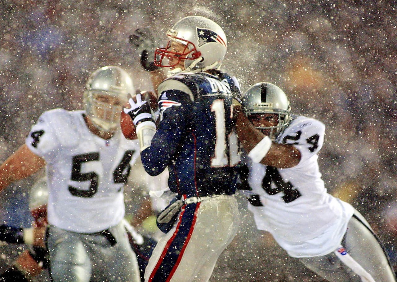<b>Brady en su primer Divisional Round ante Oakland Raiders</b>
<br>Desde entonces, Tom comenzó una etapa gloriosa con New England. Se apoderó de la titularidad y solo se perdió algunos inicios por un par de circunstancias: la primera, por una lesión de ligamentos de la rodilla en la temporada del 2008; la segunda, fue en 2015 cuando no inició la campaña por una suspensión impuesta mediante la NFL.