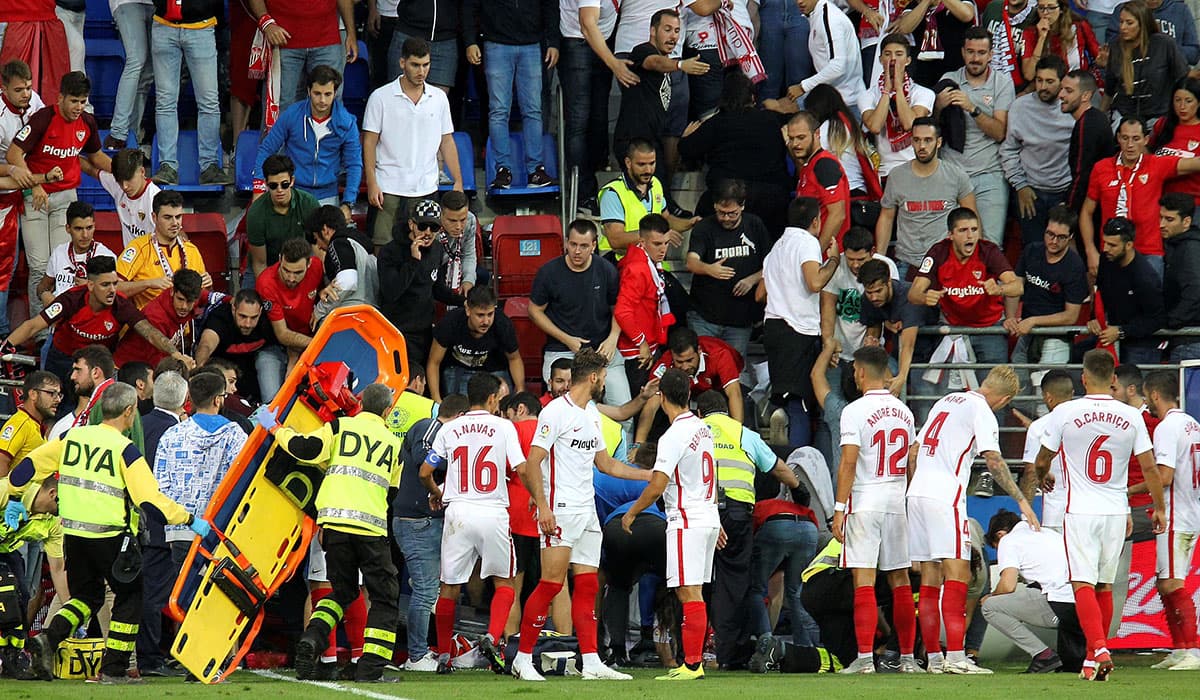 El accidente ocurrió luego del gol del argentino Ever Banega al minuto 59, el 2-0 para el Sevilla.