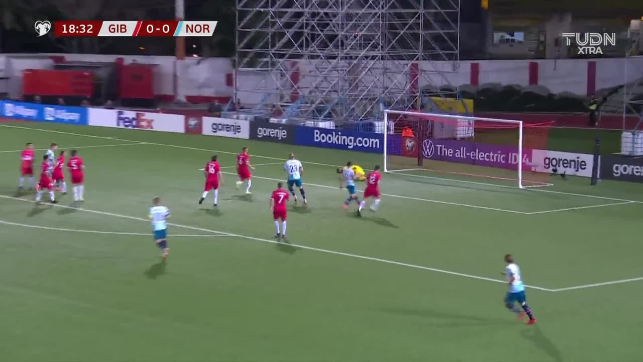 ¡TIRO ATAJADO! disparo por Fredrik Midtsjo.