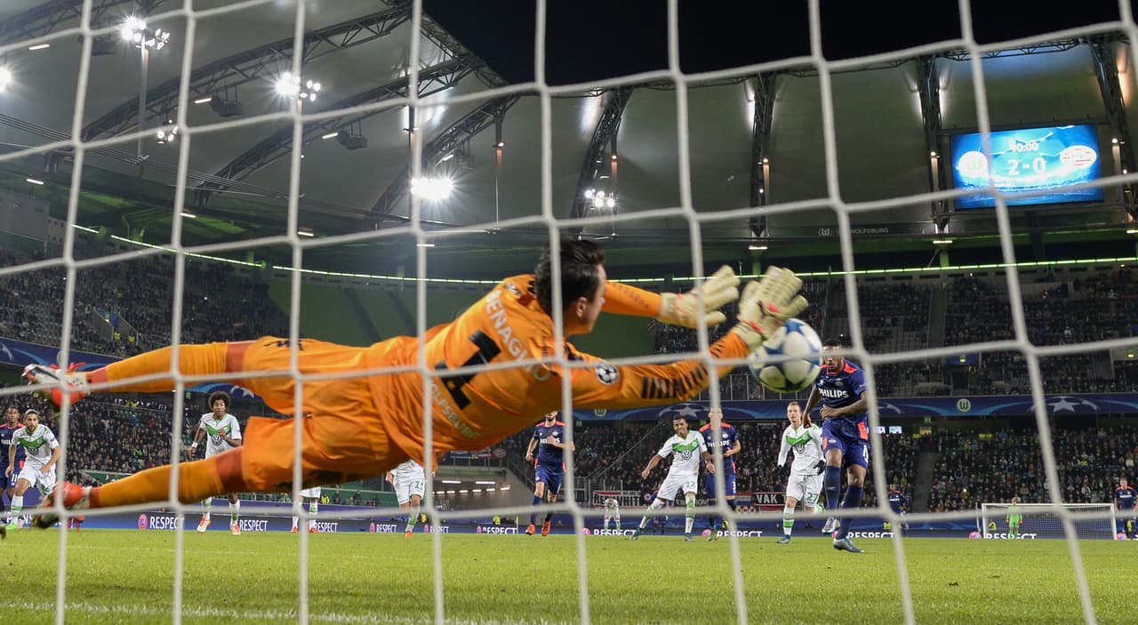 El arquero del Wolfsburg, Diego Benaglio, atajó un penalty minutos antes de finalizar el partido, dejando su arco en cero.