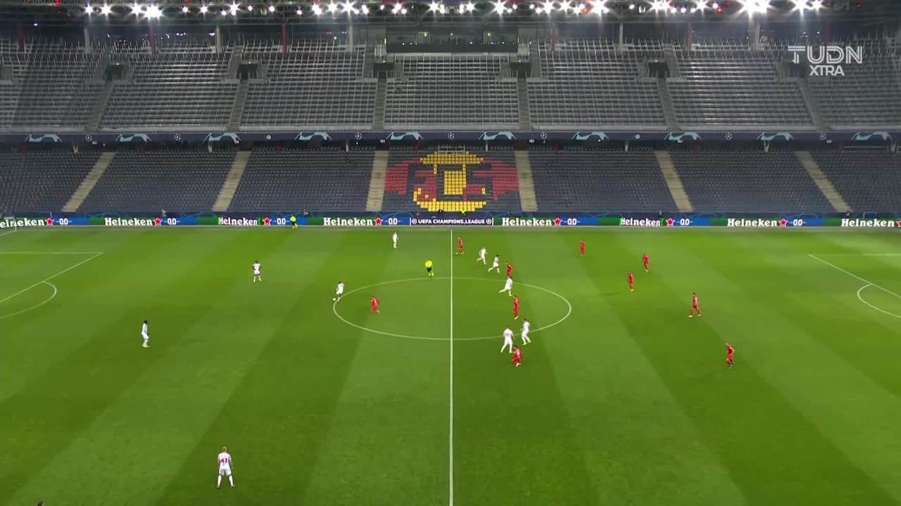 Arranca el partido y la pelota está en juego.