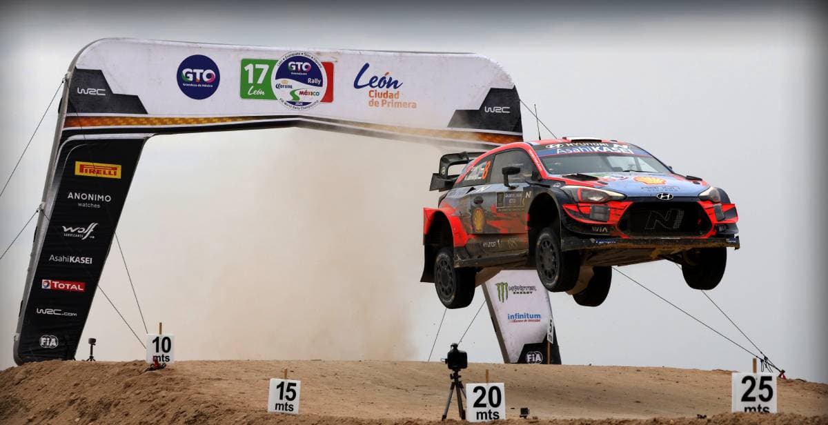 Ott Tanak compite con su Hyundai i20 en la fecha de México en el Mundial de Rallies WRC