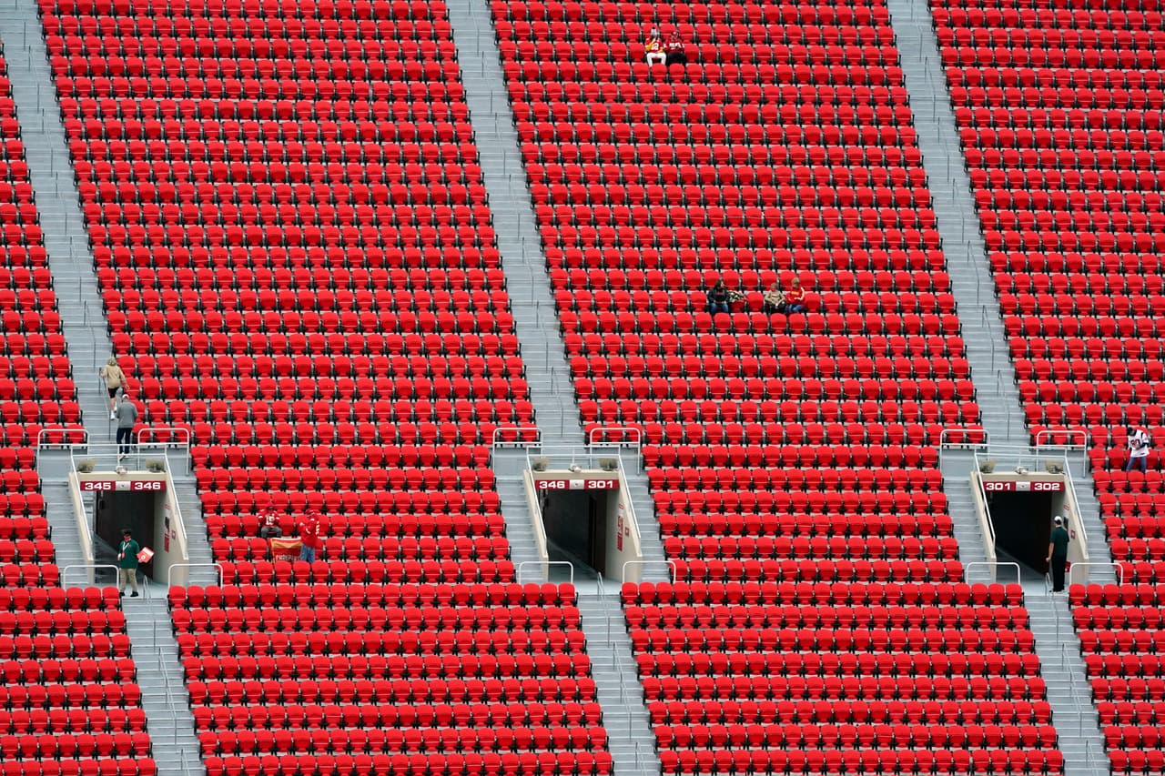 Con pocos aficionados dentro y fuera del estadio, ArrowHead está listo para albergar el primer partido de la temporada 2020.