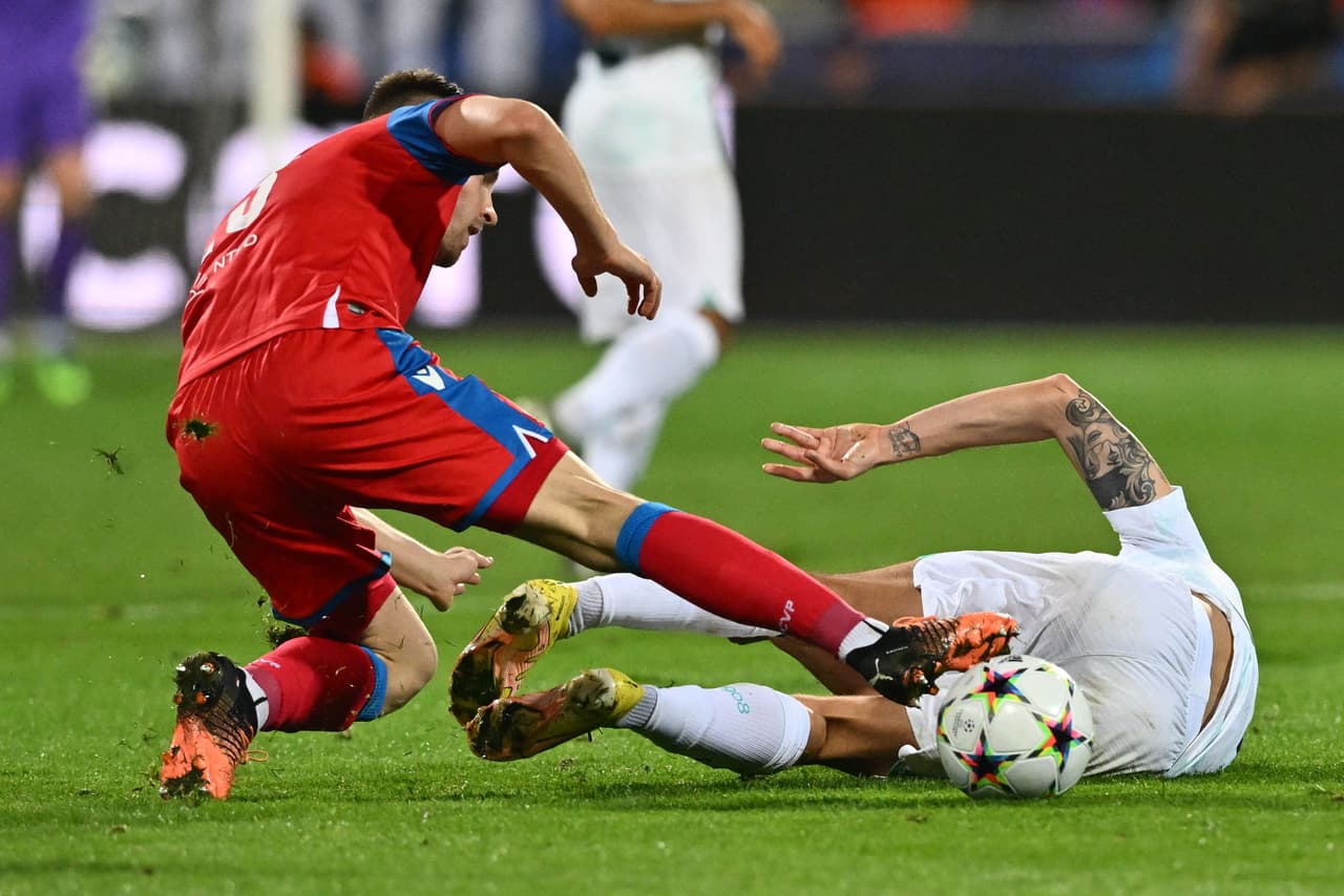 Inter de Milán sacó tres puntos importantes de visitante ante Viktoria Plzen en la República Checa con goles de Dzeko y Dumfries por 0-2.