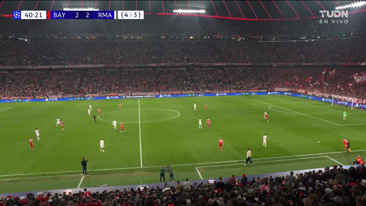 ¡CERCA! Vinícius Júnior disparó que se estrella en el poste.