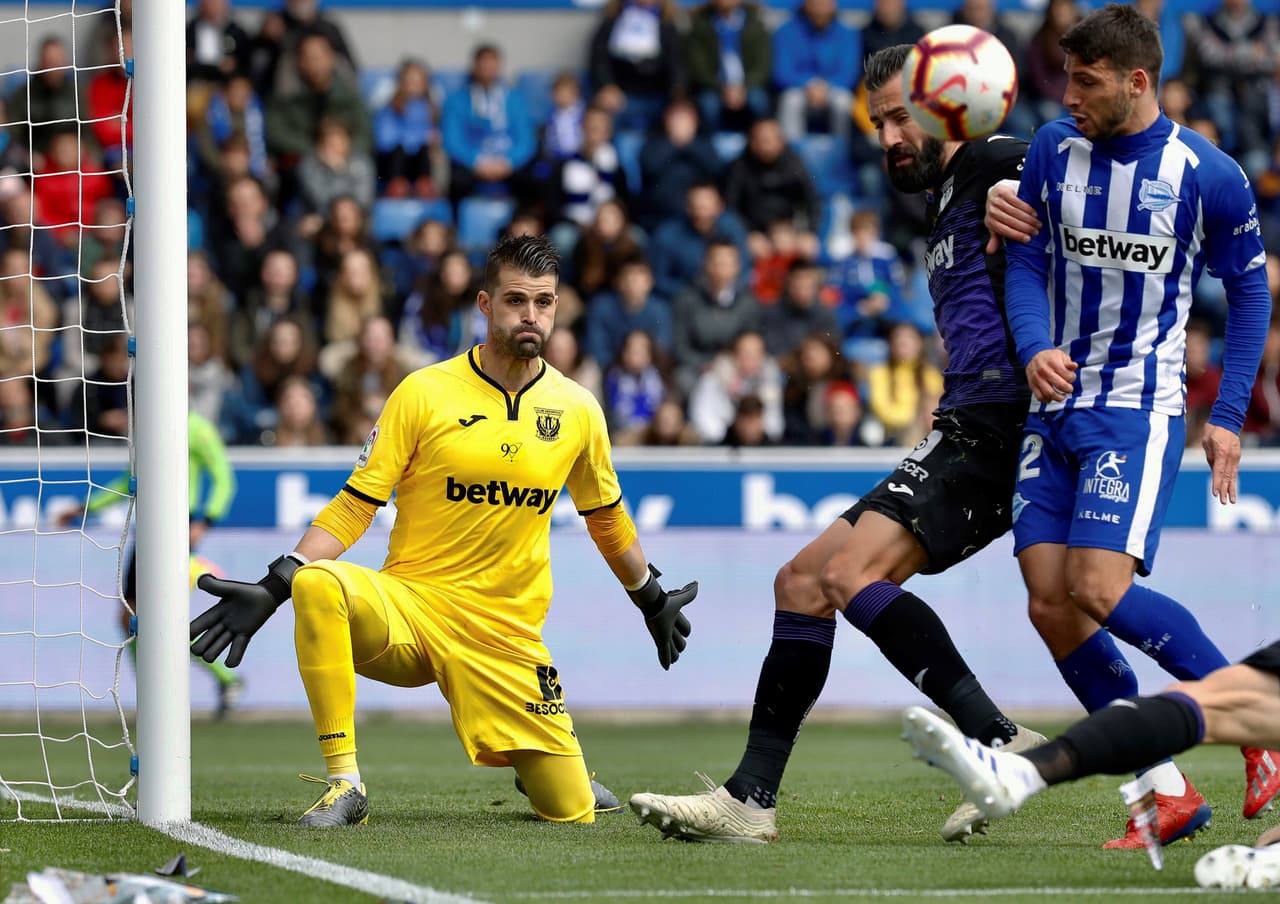 El portero Iván Cuéllar (izquierda) fue clave con su actuación para impedir que el Alavés ampliara su ventaja.