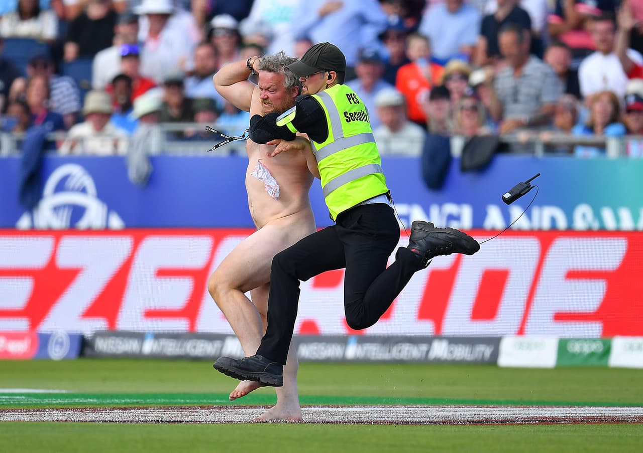 Durante el último partido de Inglaterra en la fase de grupos del Mundial de cricket, ante Nueva Zelanda, uno de los aficionados presentes en el Riverside Ground en Chester-le-Street saltó al campo desnudo para llamar la atención de todos hasta que la seguridad lo derribó y sacó.