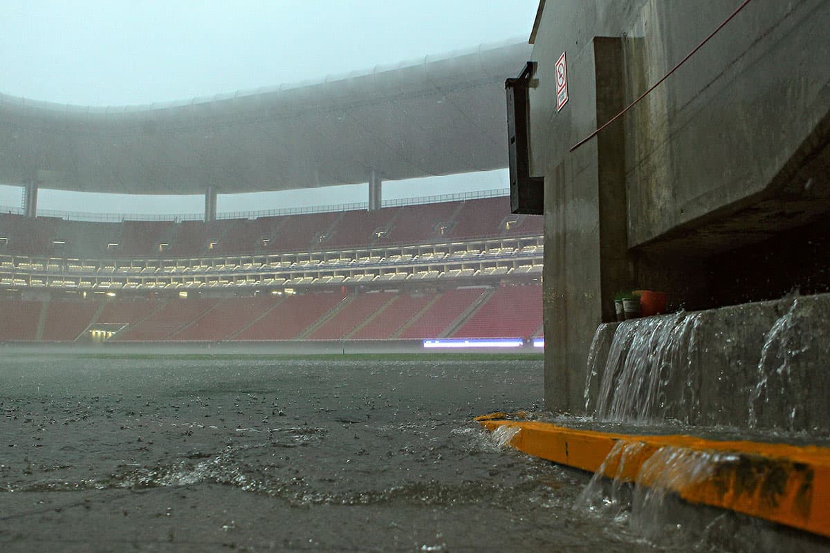 Inundación en el Estadio Akron de Guadalajara a pocos minutos de la hora oficial del juego entre Chivas y Cruz Azul por la jornada 2 del Apertura 2018 de la Liga MX.