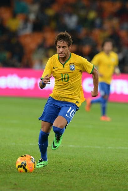 Neymar:El astro brasileño dejó a un lado los looks excentricos para concentrarse een los resultados deportivos.Mira aquí los videos más chismosos.