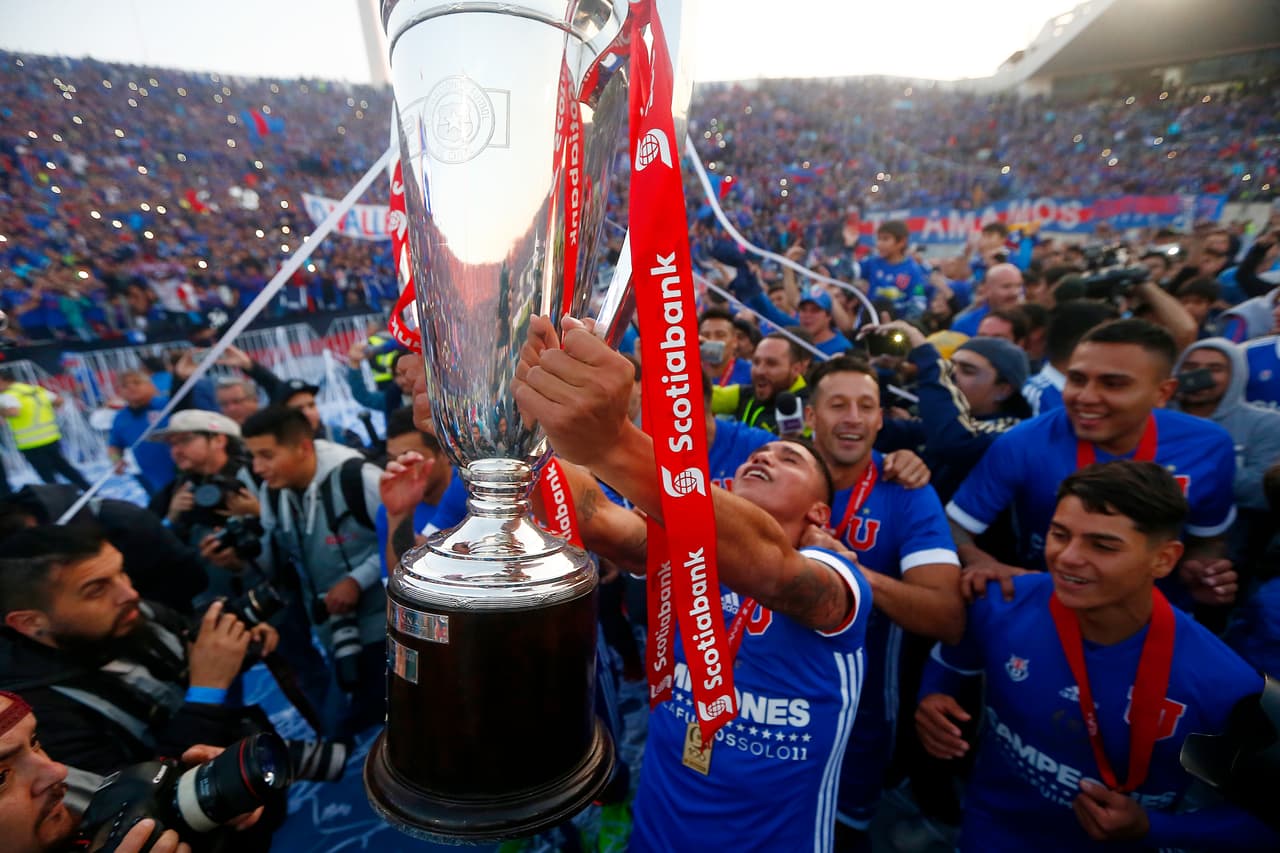 Además, consiguió su primer título –y único hasta el momento– como profesional levantando el trofeo de la Liga chilena en 2017.