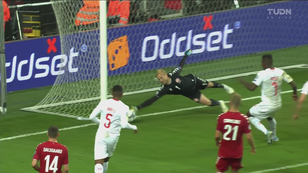¡Una más! Schmaichel le roba el gol del empate a Suiza
