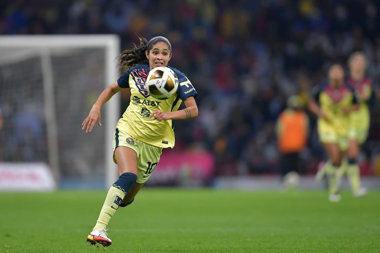 Al 55’, Daniela Espinosa abría el marcador para América tras un robo de balón en la salida y techar a la arquera de Tigres.