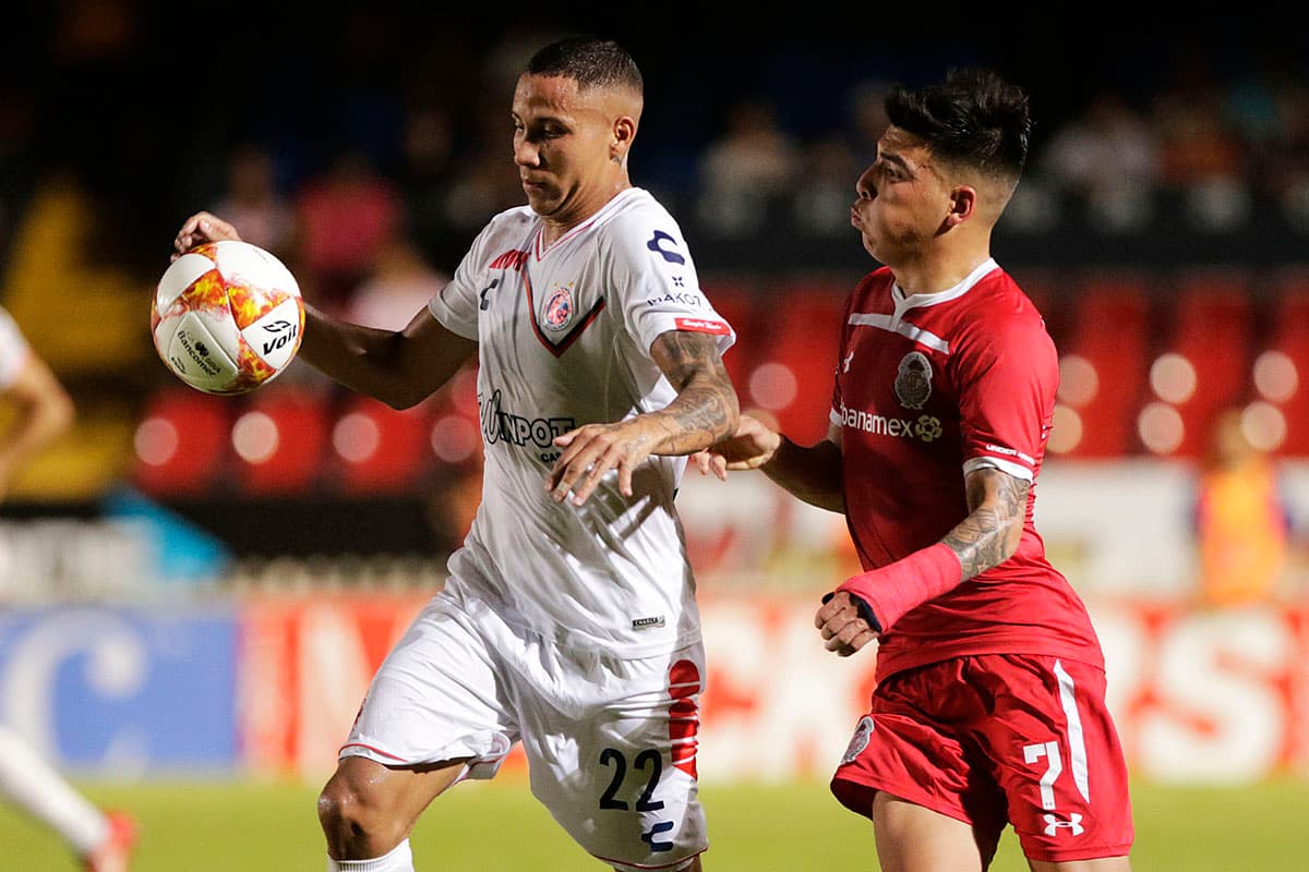 Veracruz siguió buscando con Diego Chávez (izquierda) las opciones para llevarse la victoria.