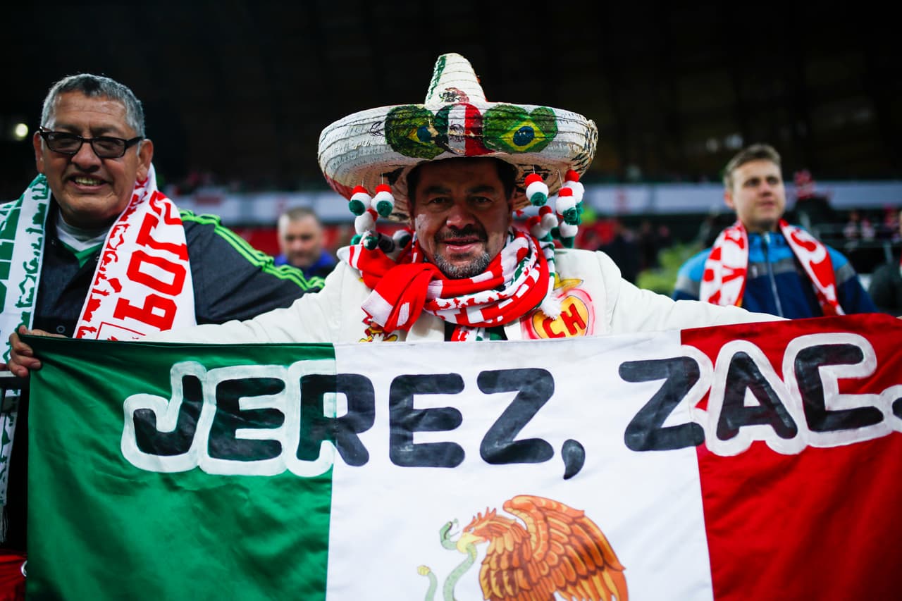 Con todo el color característico, los fanáticos de la Selección Mexicana de fútbol fueron llegando poco a poco al Stadion Energa Gdańsk anhelando un triunfo tras el empate ante Bélgica (3-3). Por su parte, los aficionados locales compartieron en familia la previa del compromiso.