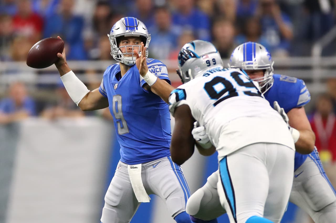 Matthew Stafford no estuvo tan acertado como nos tiene acostumbrados. Completó 23 de 35 envíos para 229 yardas con 2 pases de anotación y par de fumbles.