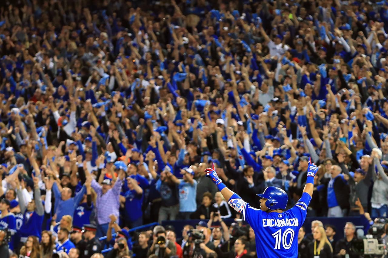 Ese emotivo momento de Edwin Encarnación es celebrado de la misma manera, emocionados, por los hinchas de Toronto luego de pegar contra Baltimore en la entrada 11.