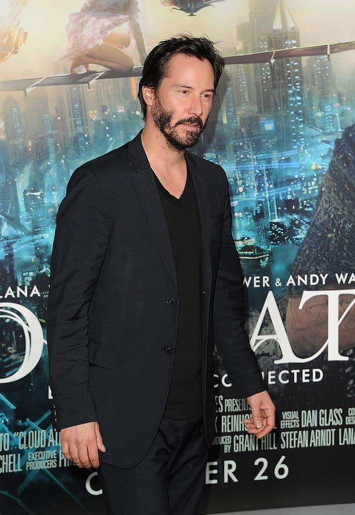 El reporte dice que el tráiler inicia con Keanu Reeves bajo el nombre de Thomas Anderson (su nombre antes de escoger la pastilla roja o azul) hablando con su terapeuta.
<br>