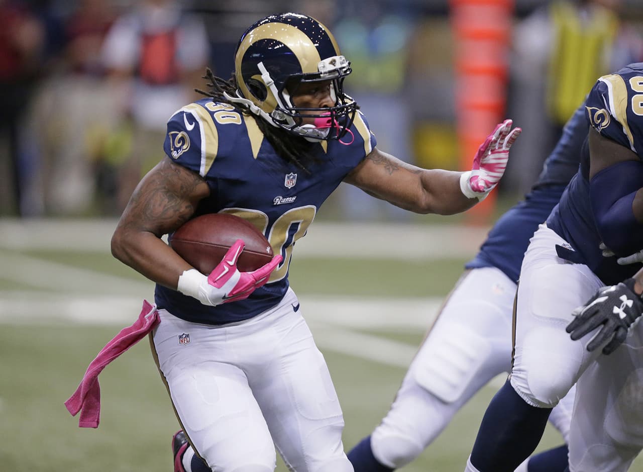 NFC Oeste: Todd Gurley, RB, Rams.- El sensacional corredor novato ha generado la chispa para la explosiva ofensiva de los Rams basada en el juego terrestres y su habilidad de hacer jugadas. Gurley ha ligados cuatro juegos de al menos 125 yardas terrestres y es quinto en la NFL en yardas por esa vía a pesar de jugar en cinco partidos (4 como titular), menos de un año después de desgarrarse el ligamento anterior cruzado.