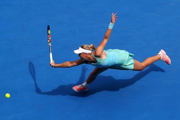 Semana del 19 - 26 de Enero 2015 - Melbourne, Australia - 20 de enero: Caroline Wozniacki de Dinamarca marca un golpe de derecha en su partido de primera ronda contra Taylor Townsend de Estados Unidos durante el segundo día del Abierto de Australia en Melbourne Park.