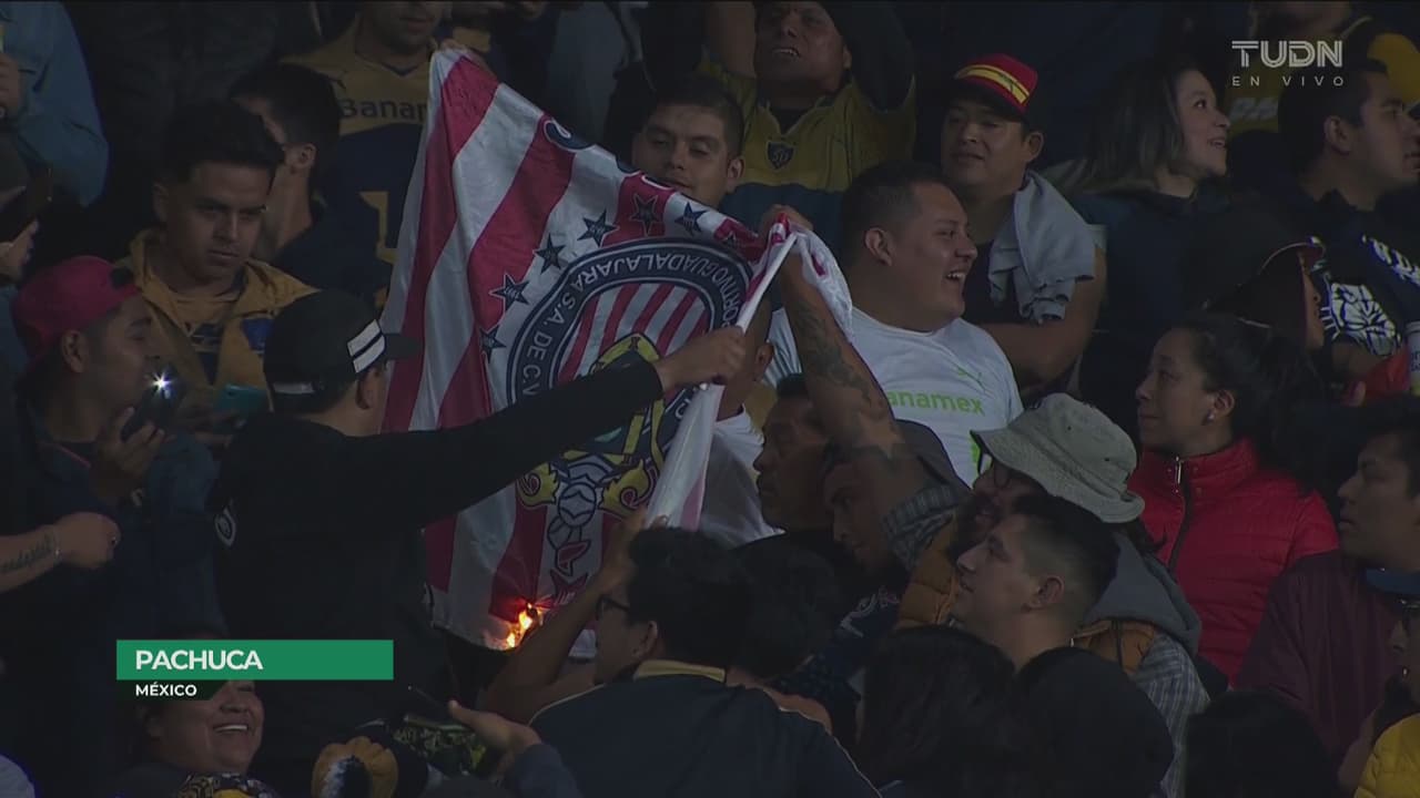Arrebatan y queman bandera de Chivas en Estadio Hidalgo
