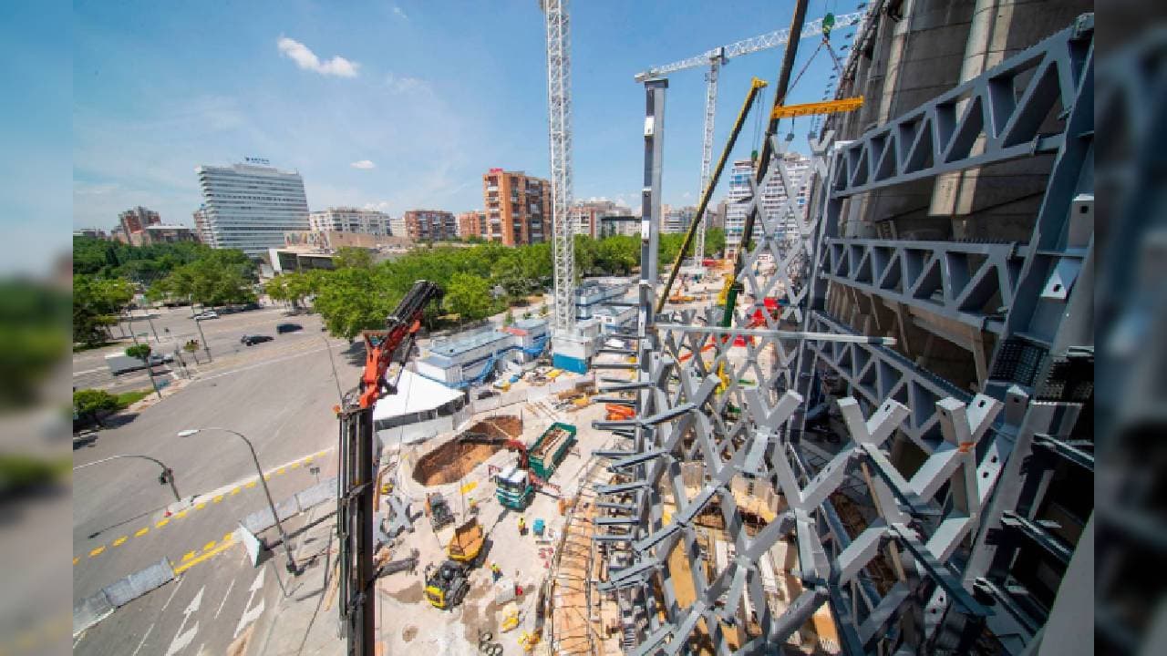 La obras en el Santiago Bernabéu continúan sin descanso durante la cuarentena. Destaca el desmontaje de la cubierta del estadio. En el fondo norte se ha desmontado toda la estructura metálica y se está desmontando sector a sector la cubierta rígida de la que ya prácticamente no queda nada.