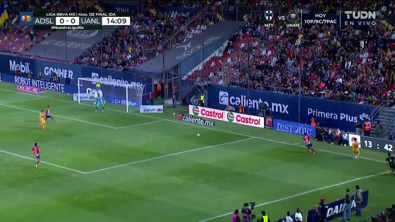 ¡TIRO ATAJADO! disparo por Nicolás Ibáñez.