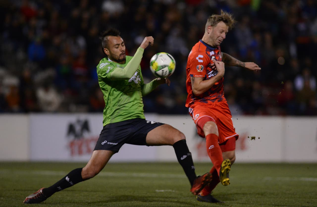 El tiempo avanzaba sin que uno u otro equipo lograra su cometido y el partido de pronto se atascaba en el centro del campo, negocio que no era bueno para los del puerto.