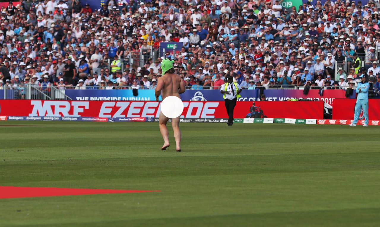 Durante el último partido de Inglaterra en la fase de grupos del Mundial de cricket, ante Nueva Zelanda, uno de los aficionados presentes en el Riverside Ground en Chester-le-Street saltó al campo desnudo para llamar la atención de todos hasta que la seguridad lo derribó y sacó.