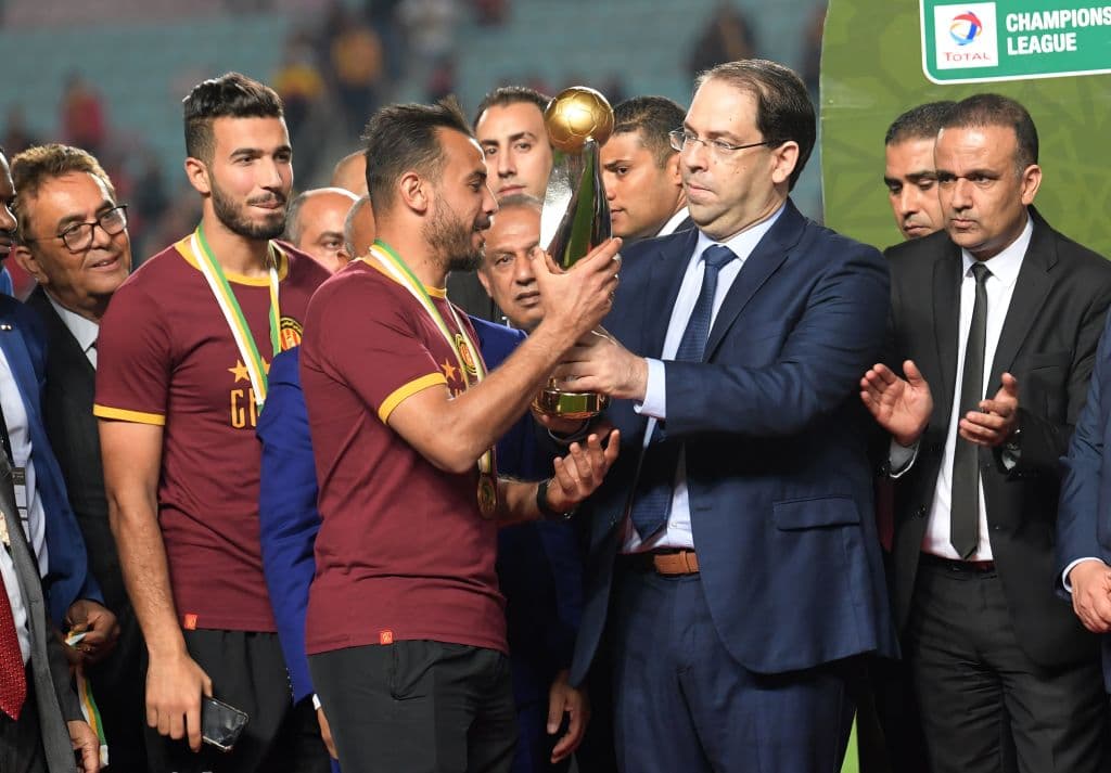 Terminadas las acciones, los jugadores del Esperance de Túnez recibieron el trofeo de campeones de la CAF Champions League.