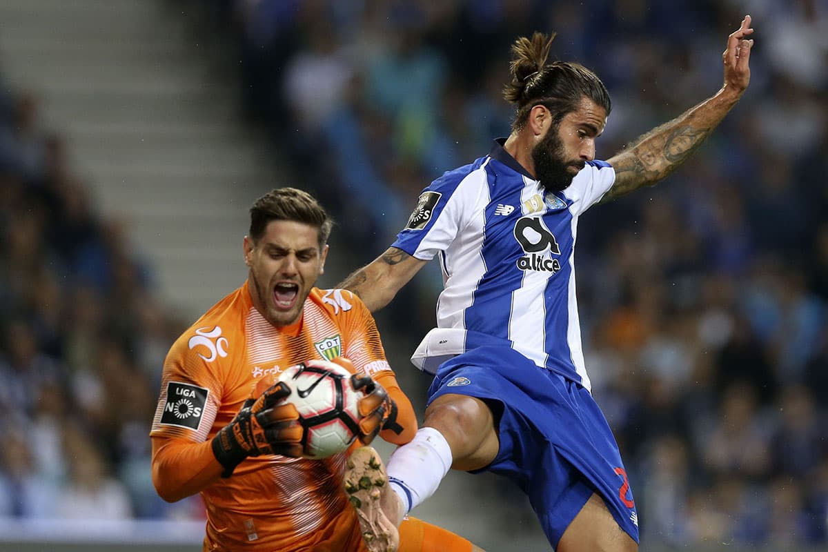 El arquero visitante Cláudio Ramos (izquierda) fue una de las figuras en el encuentro al impedir varias opciones de gol del Porto.