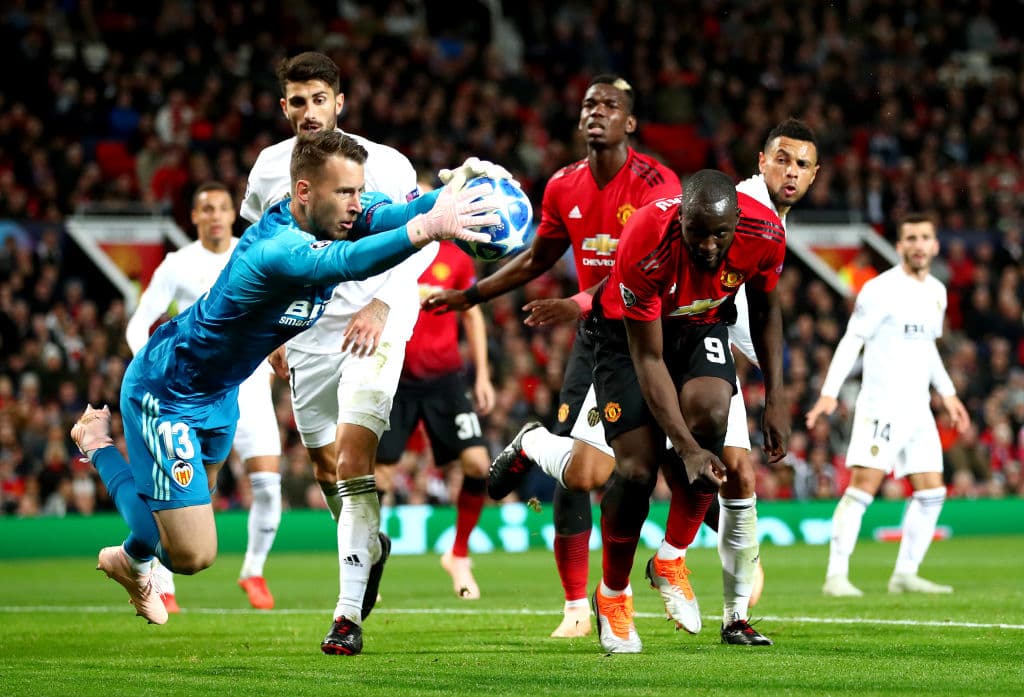 El United buscaba en los minutos iniciales del segundo medio irse adelante en el marcador. El delantero Belga (9) Romelu Lukaku se quedó con las ganas de jalar del gatillo en esta jugada.