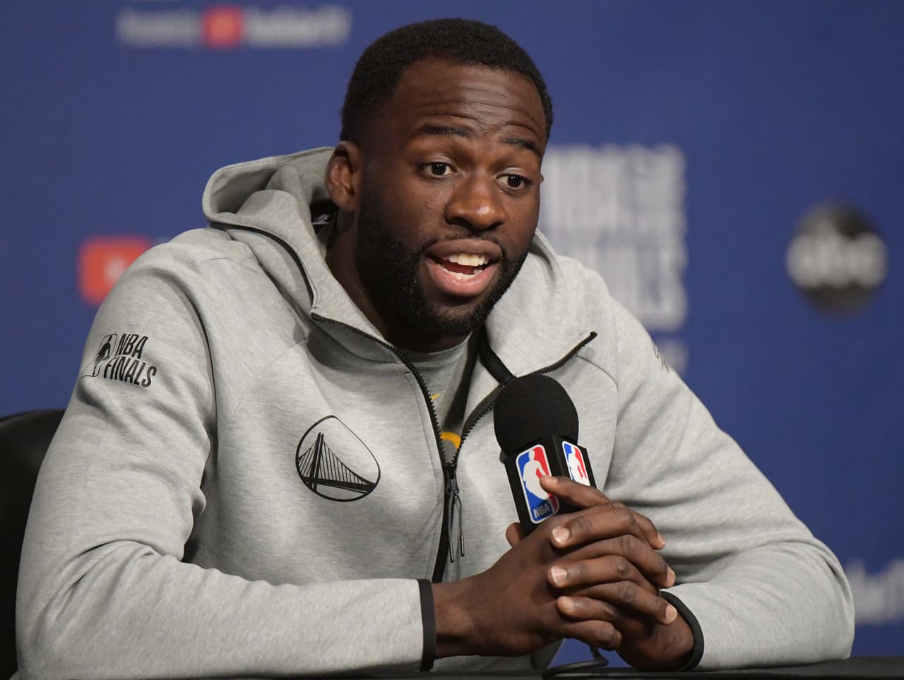 No se puede entender esta dinastía de los Golden State Warriors sin su delantero, controversial y explosivo,
<b>Draymond Green</b> quien ya suma tres títulos de la NBA hasta el momento. 'Dray' no pasa por su mejor momento en la presente temporada pero es un jugador que cuando se concentra puede ser un mosquito en el oído para los rivales y además de eso tiene una gran experiencia en partidos de presión.
<b>Ventaja: Golden State.</b>
