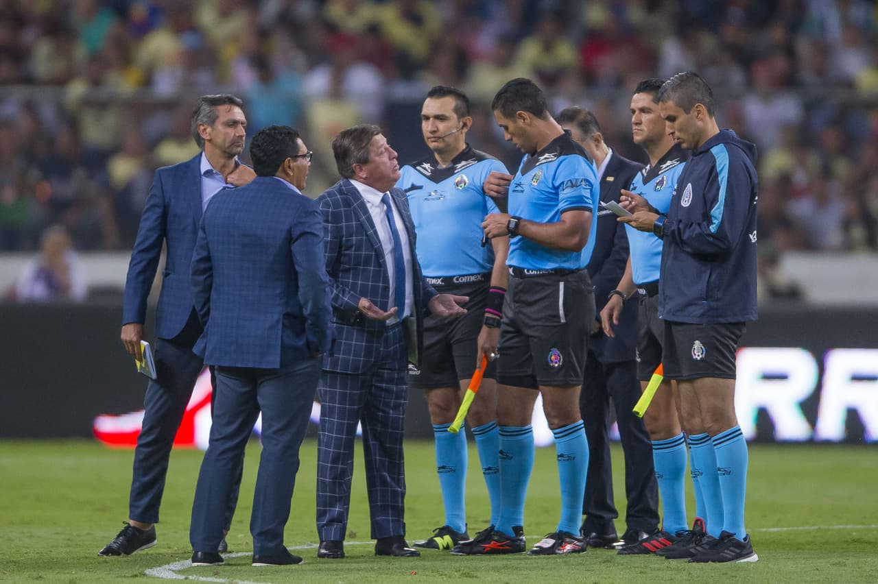 Miguel Herrera sale expulsado por encarar al cuerpo arbitral antes de iniciar el segundo tiempo.