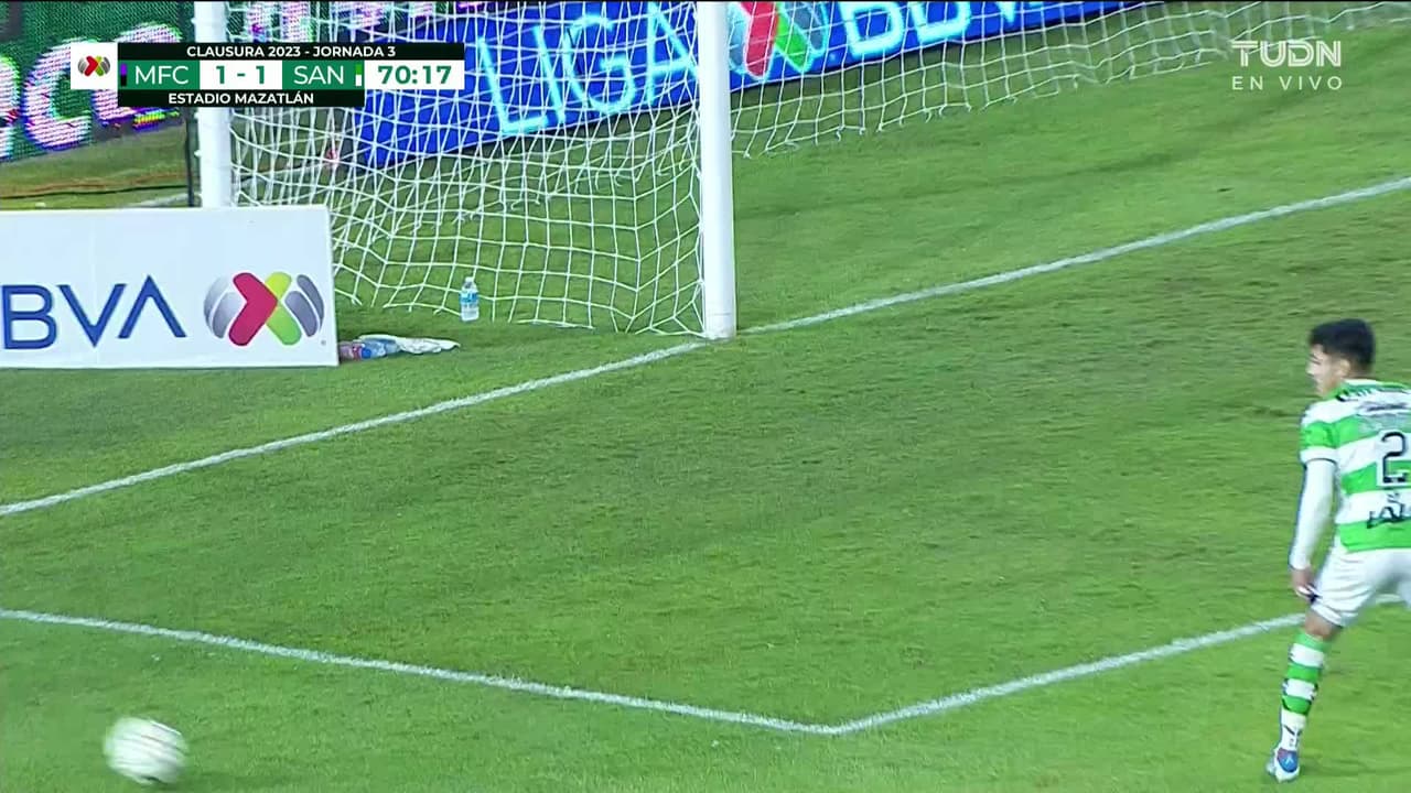 ¡TIRO ATAJADO! disparo por Raúl López.