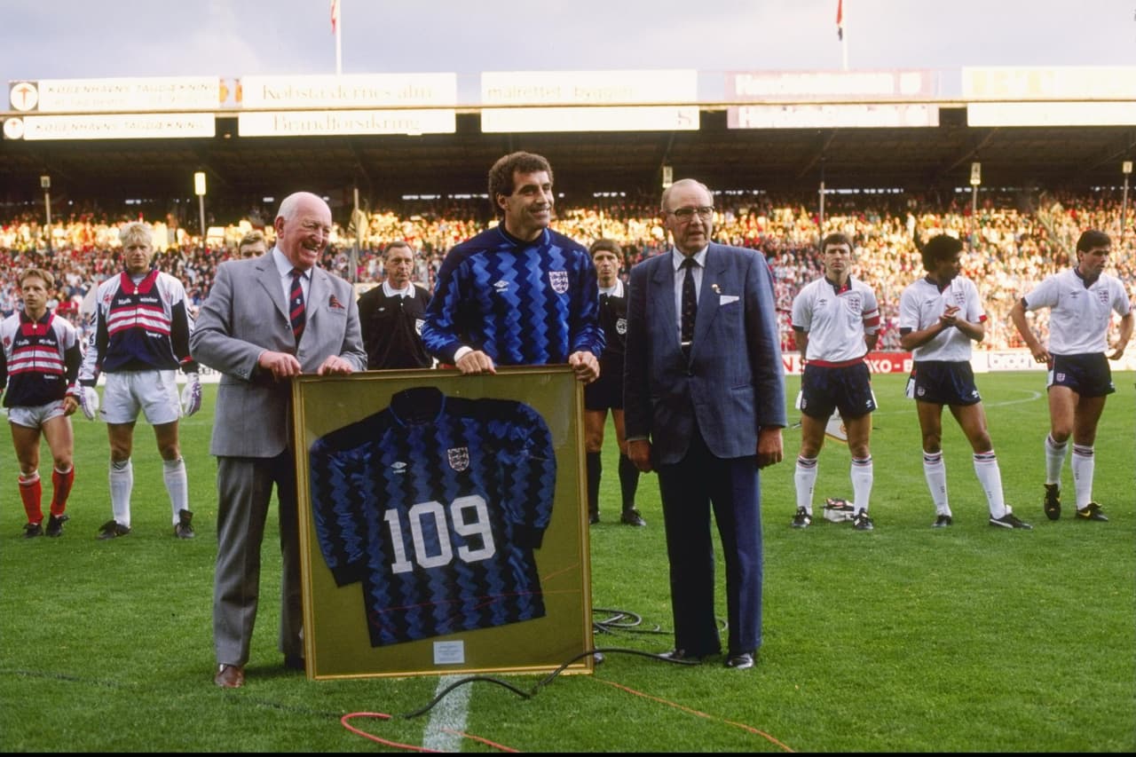 Shilton era guardameta de Inglaterra cuando Diego Armando Maradona metió
<b>La Mano de Dios. Él aún ostenta el mayor número de convocatorias con 125.</b>