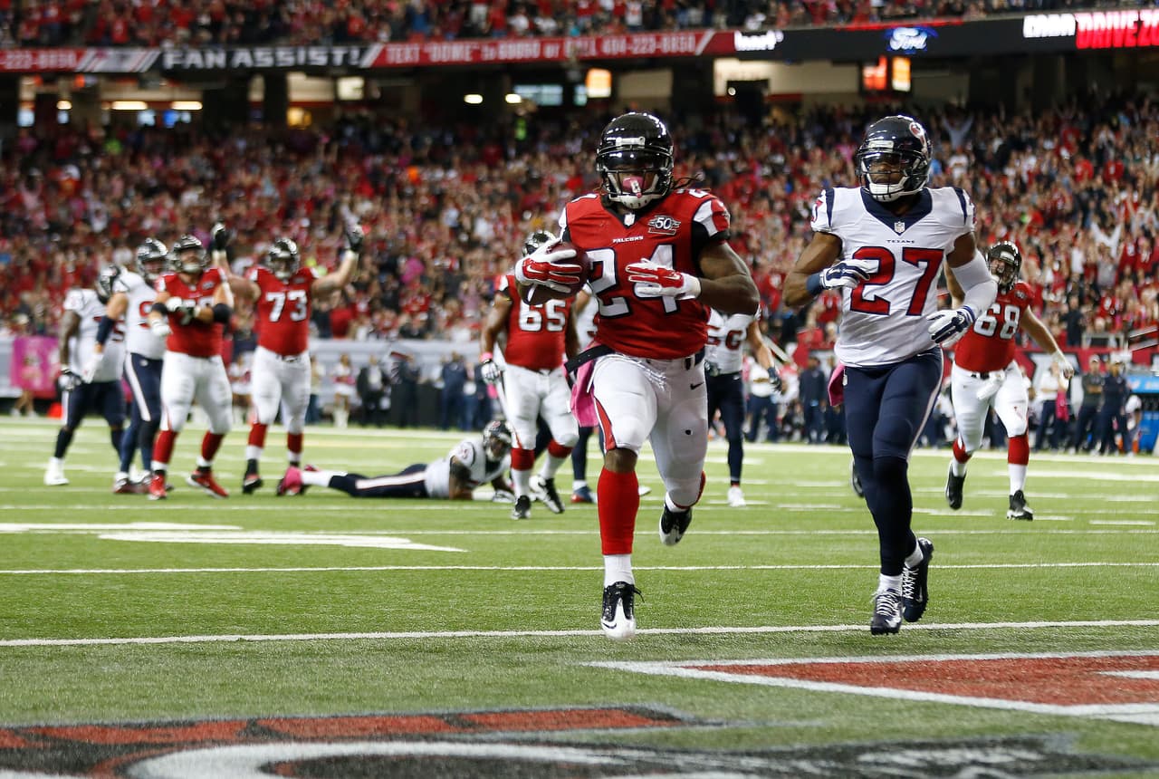 2.- El corredor de Atlanta DEVONTA FREEMAN acarreó el ovoide para tres touchdowns en la victoria de los Falcons 48-21 sobre Houston (Foto: AP-NFL).