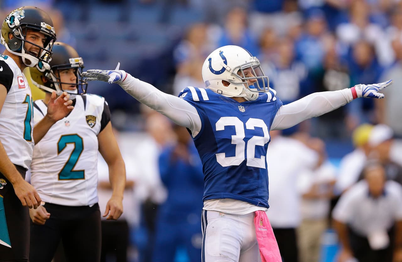 4.- Los INDIANAPOLIS COLTS derrotaron a Jacksonville 16-13 en tiempo extra. El juego marcó la victoria #15 consecutiva de los Colts en partidos divisionales, con lo que empataron a los Miami Dolphins de 1972-73 con la racha más larga desde 1970 (Foto: AP-NFL).
