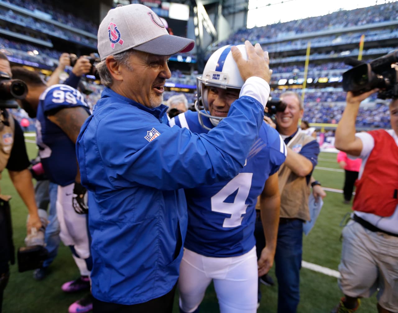 El pateador de los Colts ADAM VINATIERI conectó sus tres intentos de goles de campo, includyendo el del triunfo de 27 yardas en el suplementario, y un punto extra para un total de 10 puntos contra los Jaguars (Foto: AP-NFL).